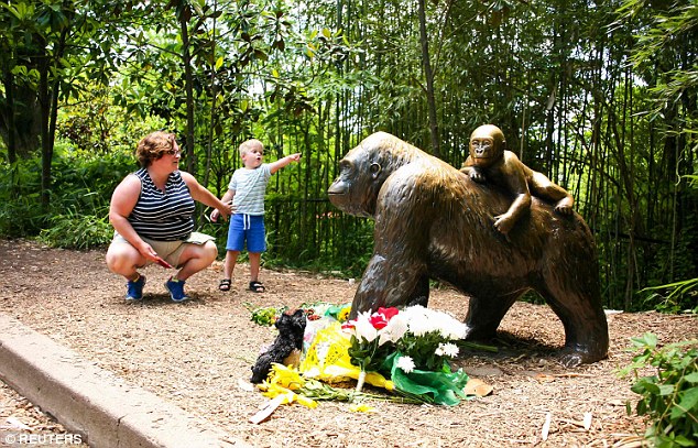 파일:Harambe Bronze Statue.jpg