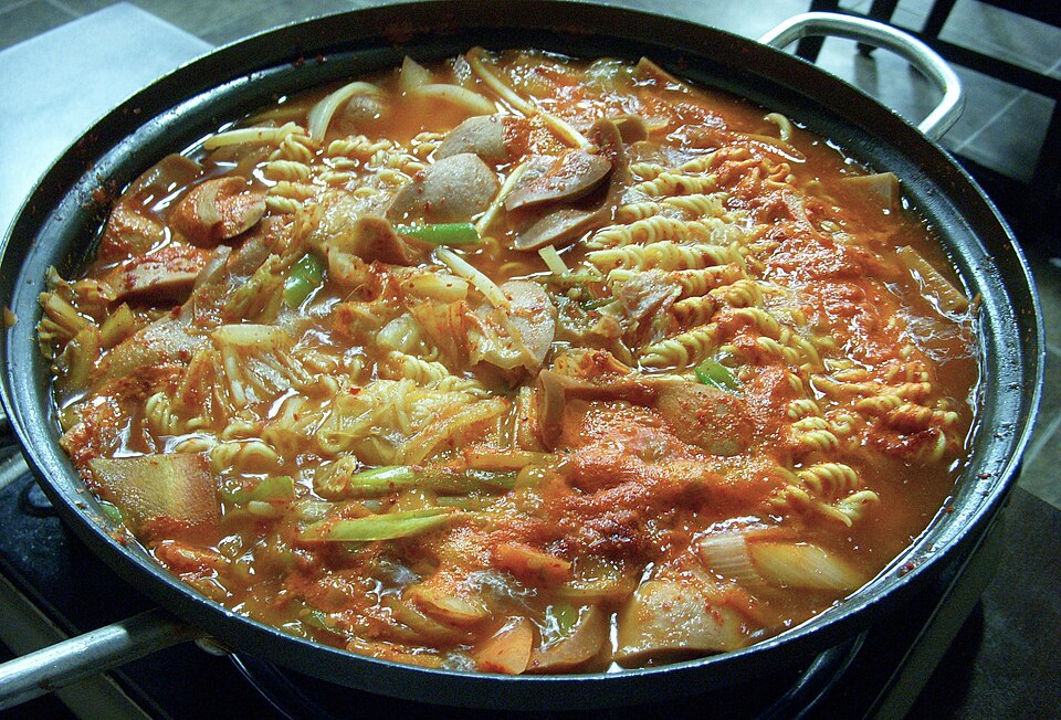 파일:Korean.cuisine-Budae.jjigae-01.jpg