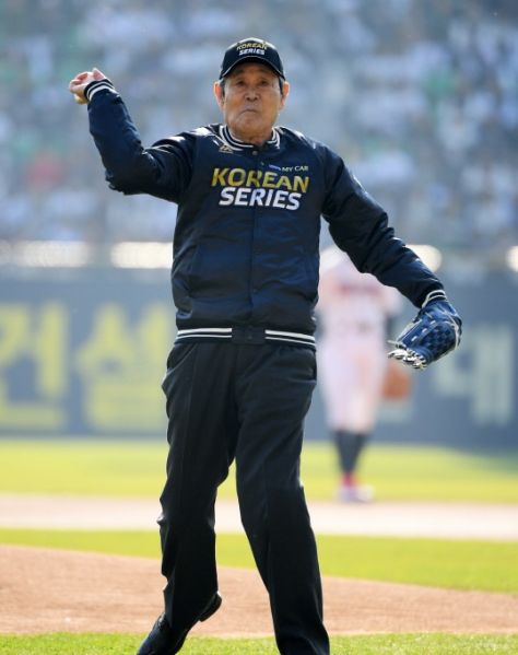 파일:어우홍감독시구.jpg