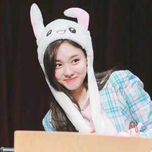 나연 토끼귀.jpg