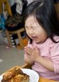 헬조선의 기복신앙인 치킨교의 야훼 즉, 치느님께 기도를 하고 있다