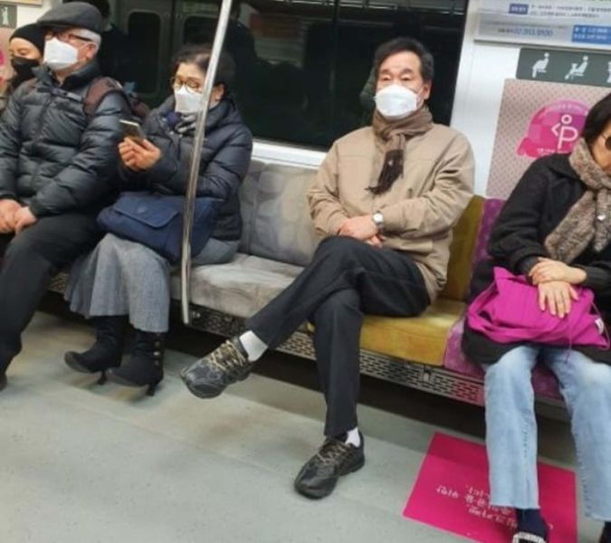 파일:지하철에서다리꼬는놈.jpg