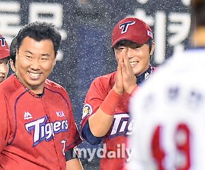 우취이범호.jpg