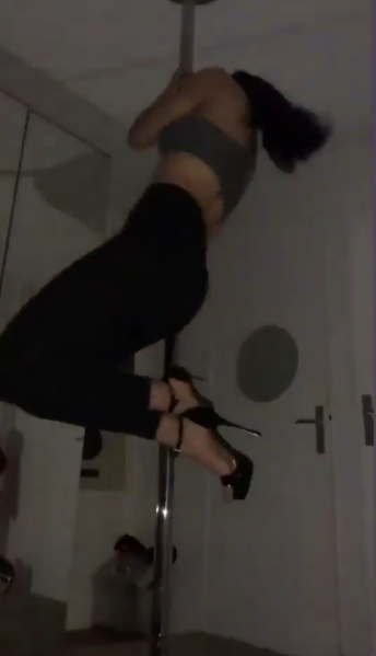 파일:셀리나 봉춤2.png